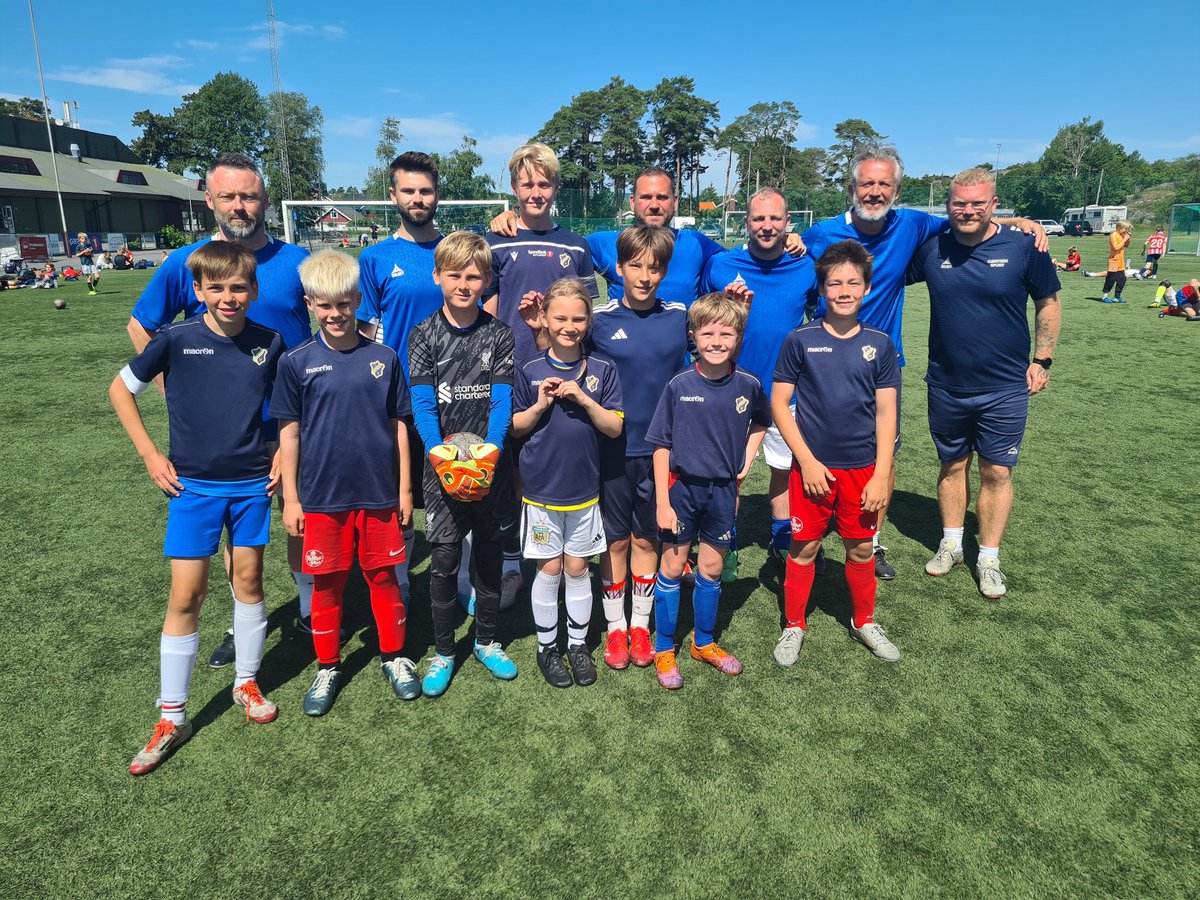 Artig når dattera e på vinnerlaget i turneringa på Petter Belsvik Fotballskole 😀 E nånn kjente i sambafinalen å😋