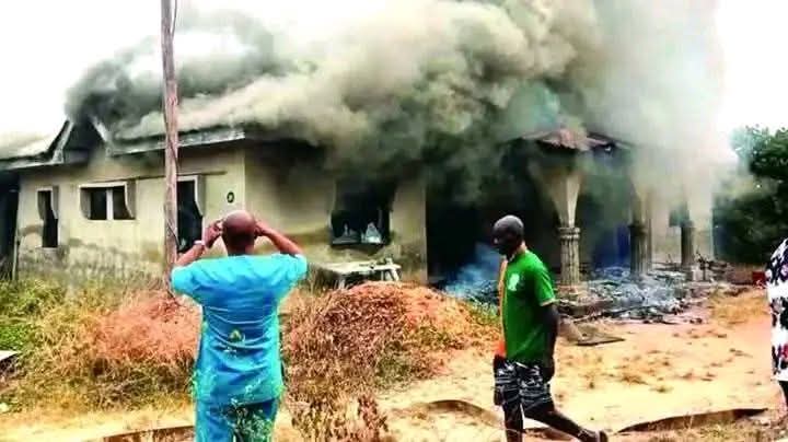 officialnedlin's tweet image. SS3 students of Gyutiev Model College in Benue State allegedly set their principal’s house on f!re after he failed to register them for NECO, despite collecting ₦85,000 from each of the 178 students — totaling over ₦15 million.