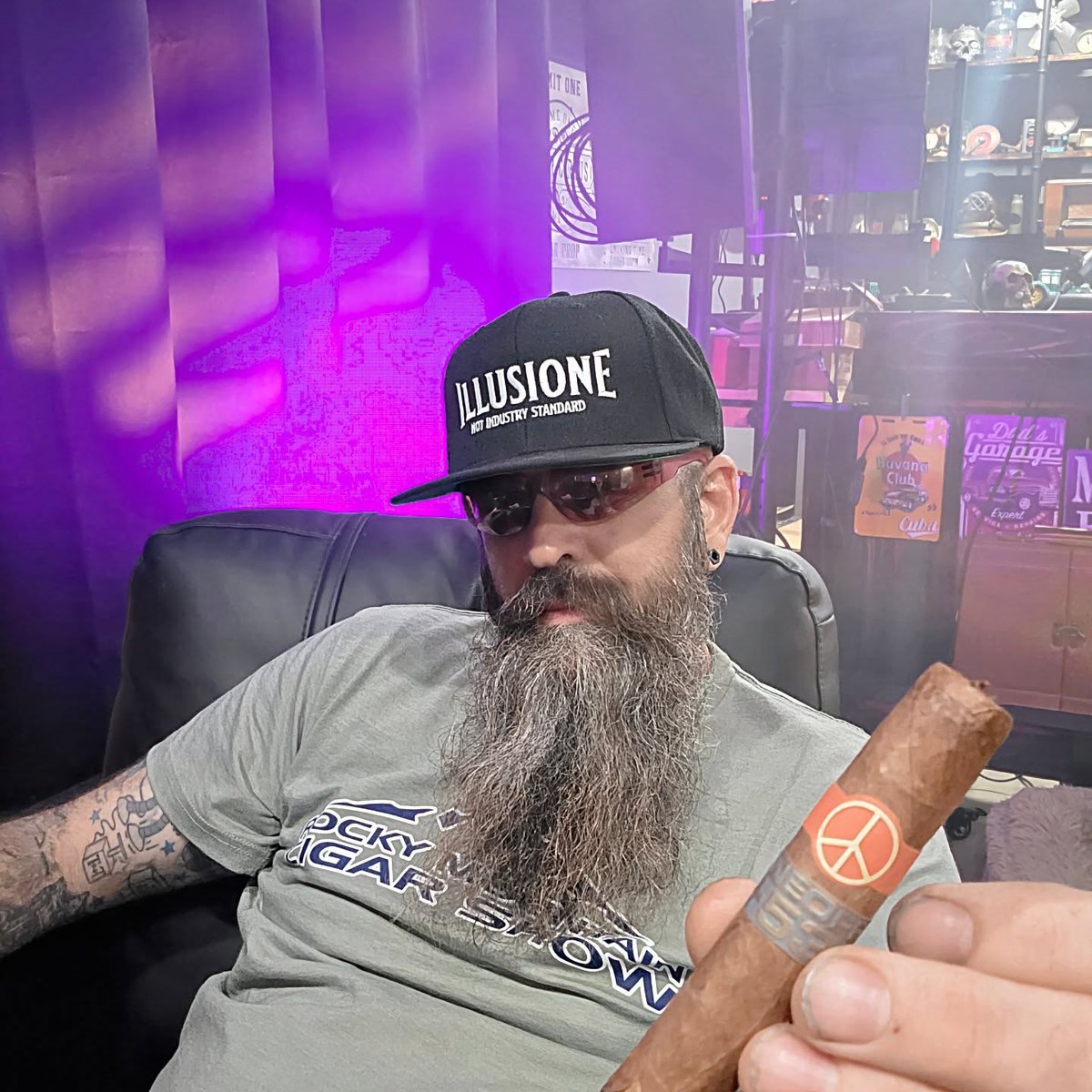 illusionecigars's tweet photo. 📷 by @cigarprop: Kicking back tonight with an @illusione_cigars One Off +53

This is exactly the cigar I needed tonight!

#notindustrystandard #deepinflavordeepinyourmind https://t.co/qp8wc6wPKL