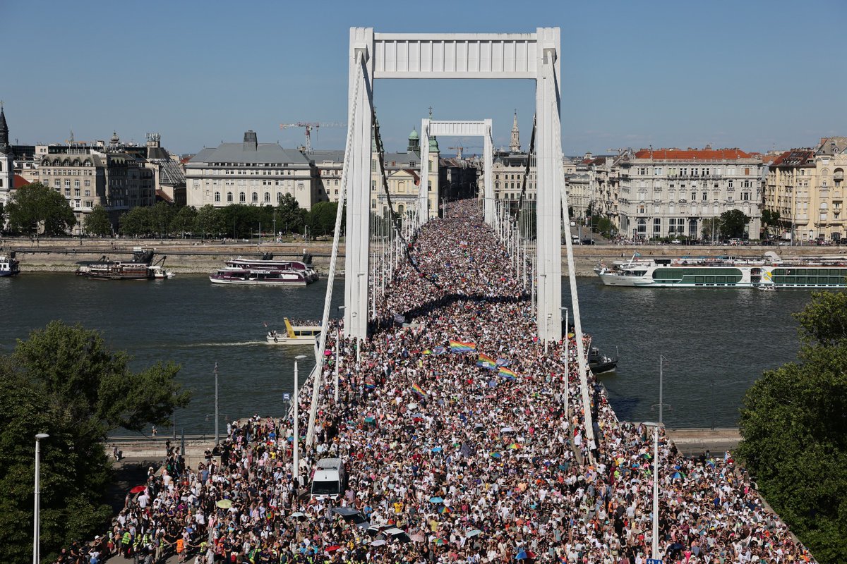 JFranAlbert's tweet photo. Viktor Orbán prohibió la manifestación del Orgullo LGTBI+ en Hungría.

Así de masiva y contestataria ha sido la respuesta del pueblo húngaro.

Contra los líderes autoritarios, ni un paso atrás. https://t.co/oXbg5fJ2L9