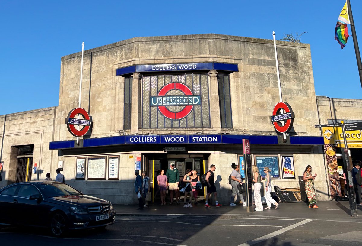 Todays last pub in Colliers Wood is The Holden, named after Charles Holden who designed Colliers Wood station opposite. A very attractive pub, lovely tileage, laidback ambience, nice finish. #collierswood #pubcrawl #sw19 #charlesholden