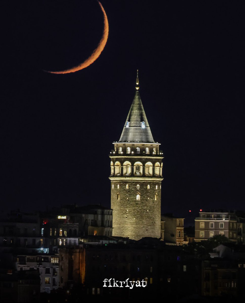 fikriyatcom's tweet photo. Galata kulesi ve hilal https://t.co/wOrBvb94Fm