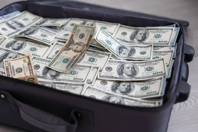 🔴
The Saudi channel Al-Hadath reports, that seven million dollars were seized at Beirut Airport, inside suitcases that arrived on a flight from an African country. According to the report, the owners of the suitcases are residents of a village in southern Lebanon. The Lebanese