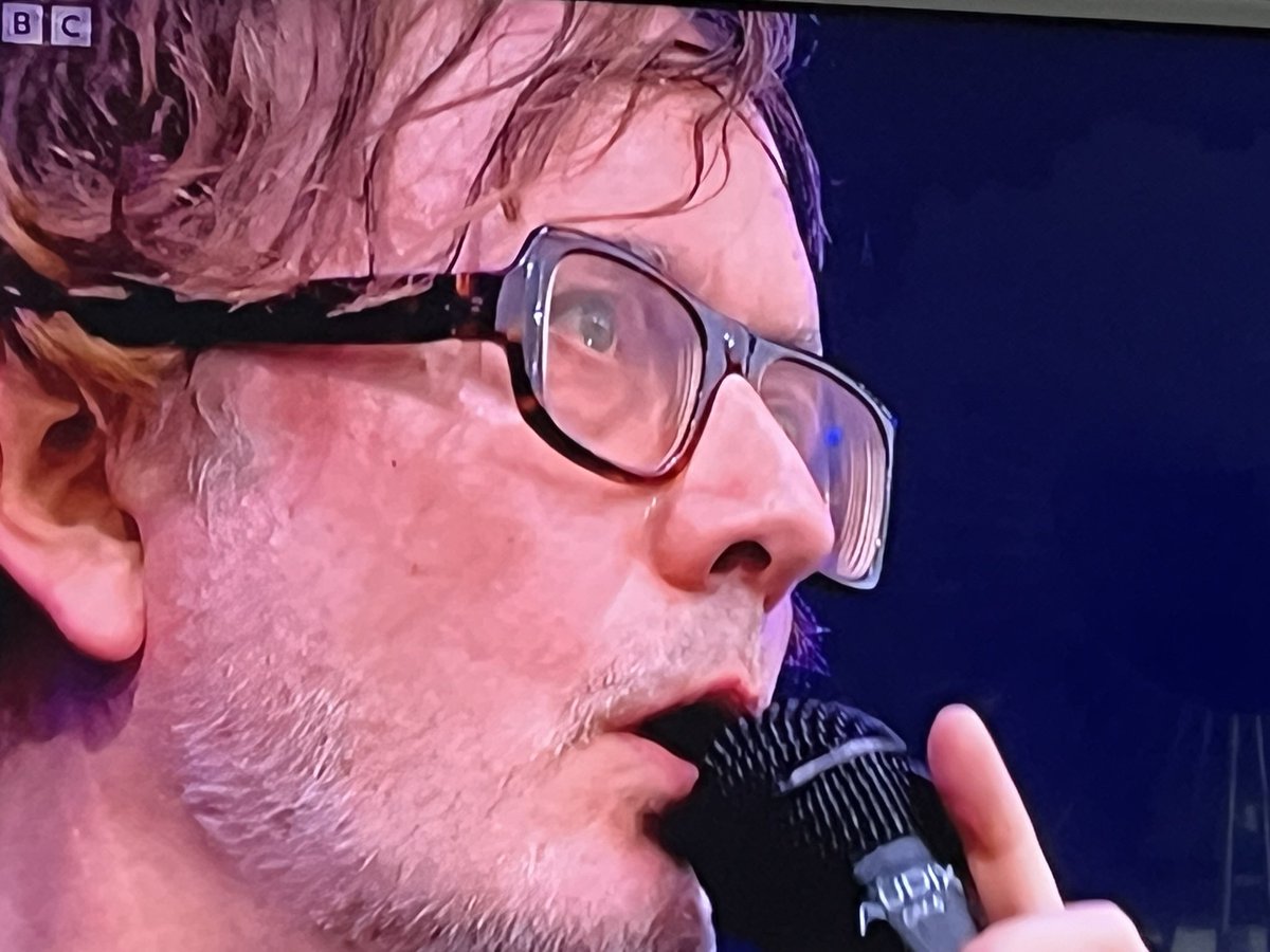 noellyt73's tweet image. This “new” band #patchwork absolutely smashing it. Lead singer seems pretty charismatic, showing how it’s done. Highlight of glasto so far. #pulp #Glastonbury2025