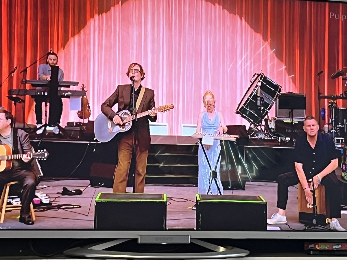 noellyt73's tweet image. This “new” band #patchwork absolutely smashing it. Lead singer seems pretty charismatic, showing how it’s done. Highlight of glasto so far. #pulp #Glastonbury2025