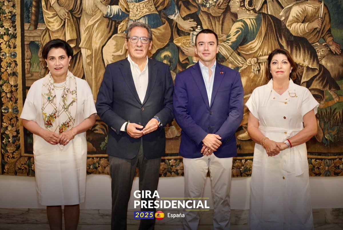 Cancillería del Ecuador 🇪🇨 (@cancilleriaec) on Twitter photo #AgendaEnEspaña 🇪🇸
Ecuador fortalece sus vínculos internacionales
En Sevilla, la canciller <a href="/gabisommerfeld/">Gabriela Sommerfeld</a> acompañó al presidente <a href="/DanielNoboaOk/">Daniel Noboa Azin</a> en un encuentro con Antonio Pulido Gutiérrez, presidente de la Fundación Cajasol. #AgendaEnEspaña 🇪🇸
Ecuador fortalece sus vínculos internacionales
En Sevilla, la canciller <a href="/gabisommerfeld/">Gabriela Sommerfeld</a> acompañó al presidente <a href="/DanielNoboaOk/">Daniel Noboa Azin</a> en un encuentro con Antonio Pulido Gutiérrez, presidente de la Fundación Cajasol.