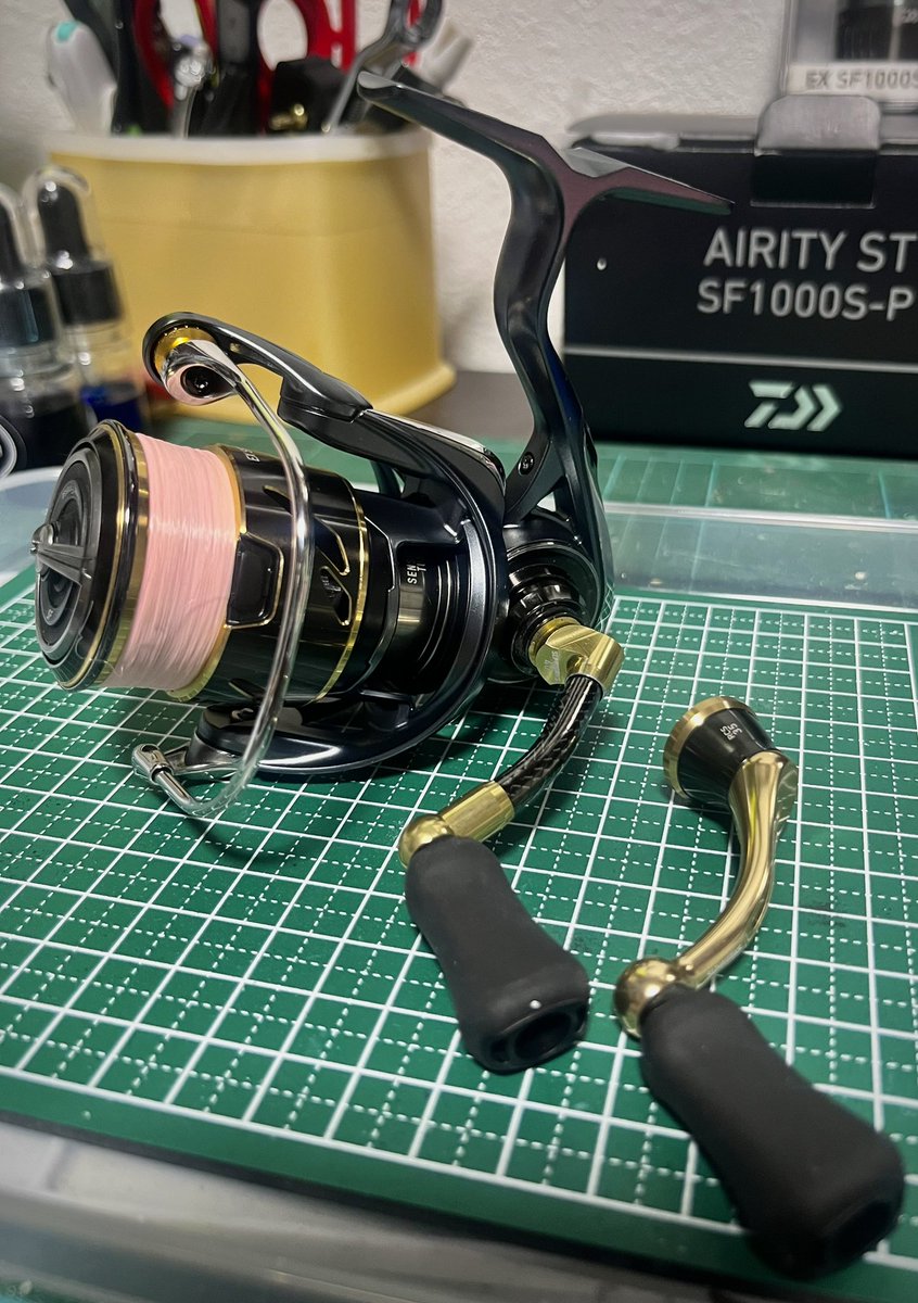 気になってたSLPのカーボンハンドルを買ってみた！
巻き心地めちゃくちゃ良い
けど、ハンドル長さが40mm
アジングにはちょっと長いなって思い、改造して35mmハンドルにしました😁

#エアリティstsf
#SLPカーボンハンドル