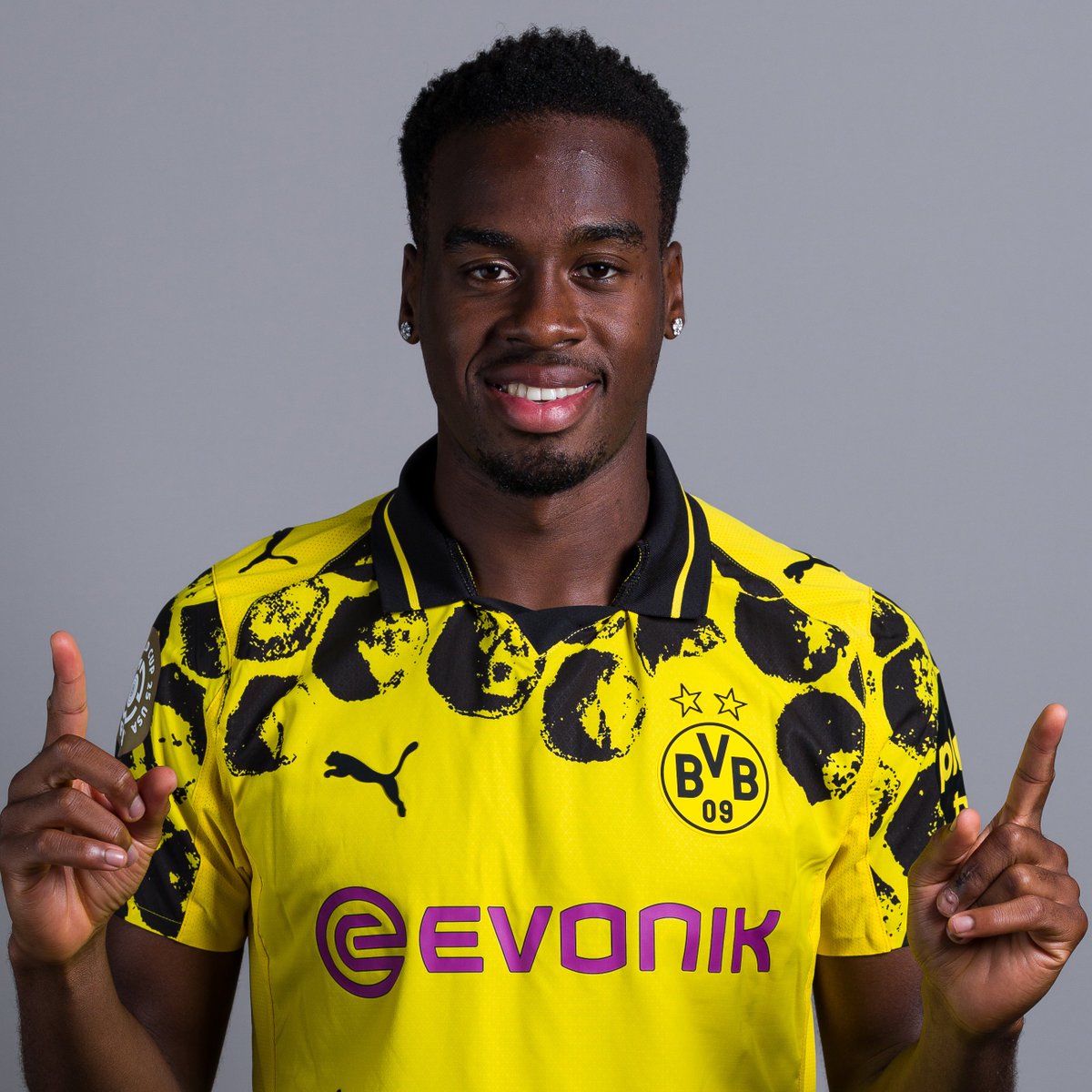 ThatsFootballTV's tweet photo. 🚨 BREAKING: Jamie Gittens to Chelsea - "Here we go!"

Gittens will sign a seven year deal following the completion of the deal. His medical is scheduled for tonight. [@FabrizioRomano] #CFC