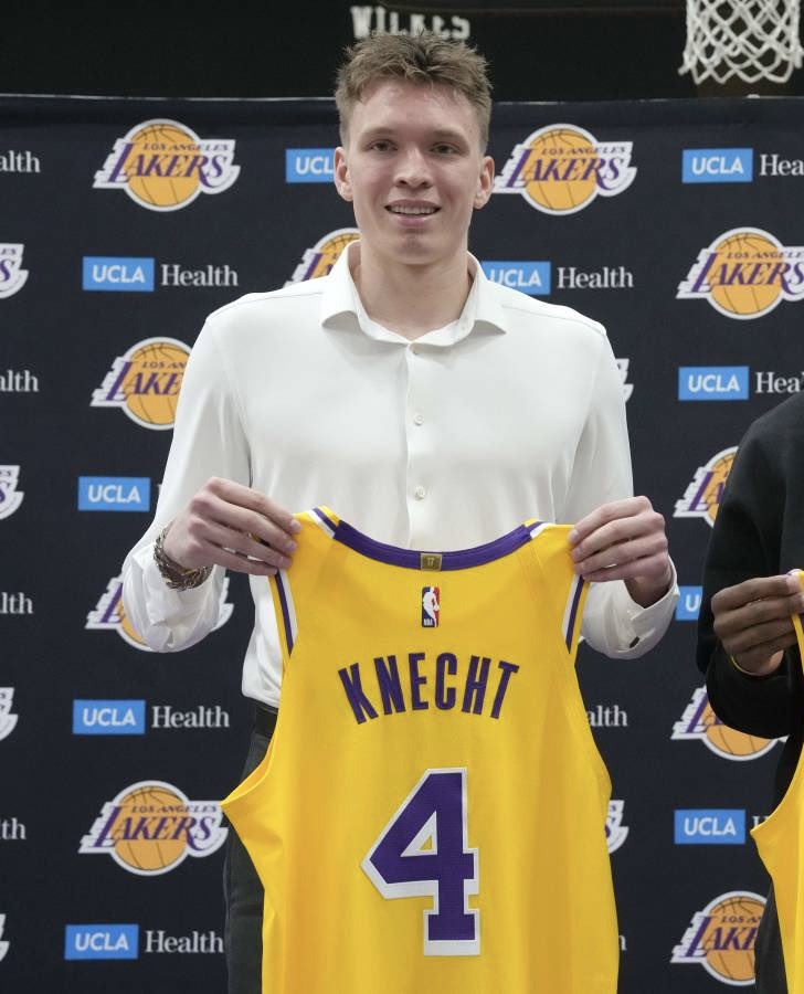 EnjoyBBall's tweet image. We’ve got “0 Fears” and “Knecht 4”… What are your favorite name-jersey number combos in sports?