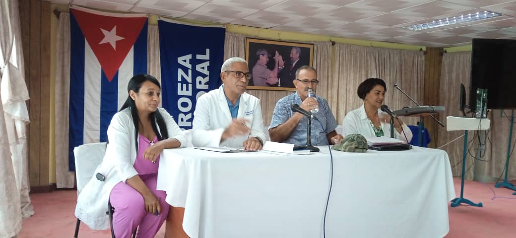MINSAPCuba's tweet photo. 🇨🇺Equipo del @MINSAPCuba encabezado por @DrReinol, viceministro de Salud Pública, realiza visita de trabajo a la I8sla de la Juventud. 
✅En recorrido por instituciones del sector intercambian con trabajadores sobre estrategias para fortalecer la atención médica.
#CubaPorLaVida https://t.co/qvGIW7hMpB