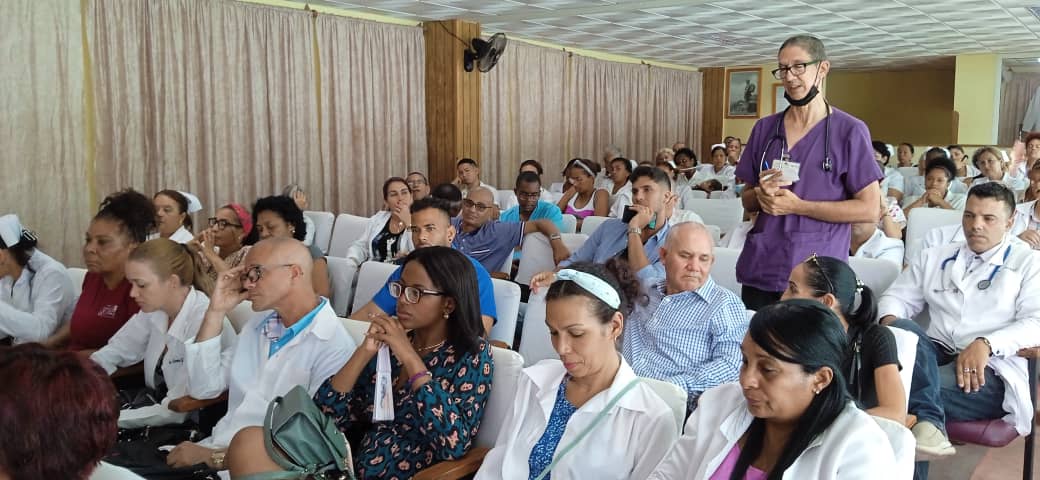 MINSAPCuba's tweet photo. 🇨🇺Equipo del @MINSAPCuba encabezado por @DrReinol, viceministro de Salud Pública, realiza visita de trabajo a la I8sla de la Juventud. 
✅En recorrido por instituciones del sector intercambian con trabajadores sobre estrategias para fortalecer la atención médica.
#CubaPorLaVida https://t.co/qvGIW7hMpB
