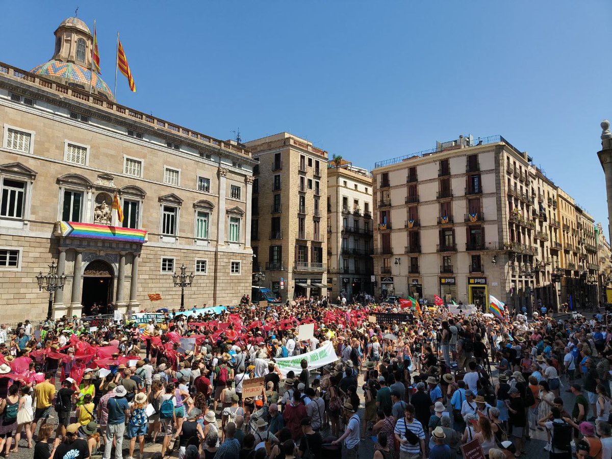 NuriaLozanoMont's tweet image. Ni la calor ha frenat avui el clam contra el projecte de l'aeroport. Tota aquesta gent a Plaça St. Jaume ho tenia clar: No a l'ampliació