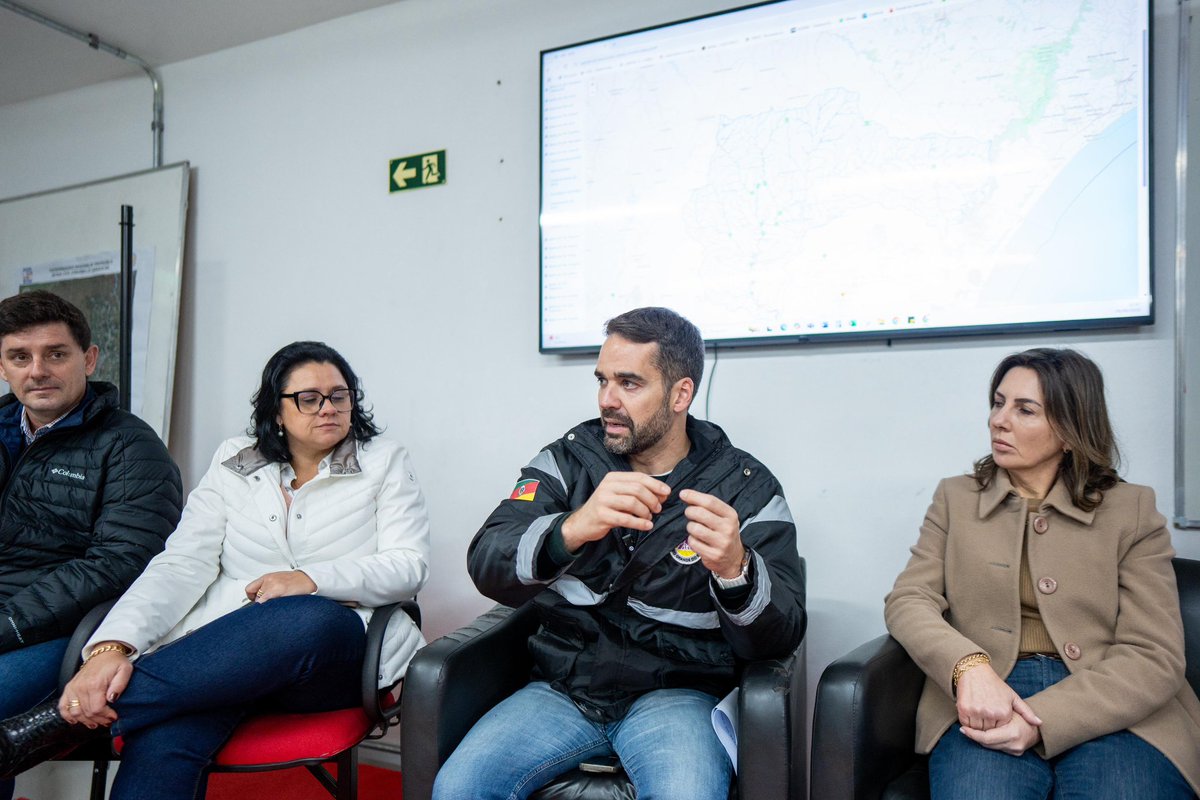EduardoLeite_'s tweet image. Percorremos hoje Caxias do Sul, Santa Cruz do Sul e Lajeado para reforçar alertas e alinhar, presencialmente, as ações com as prefeituras diante da previsão de forte temporal. O Vale do Taquari é uma das regiões com maior risco. A estimativa é de cota 23 no rio Taquari, e o foco…