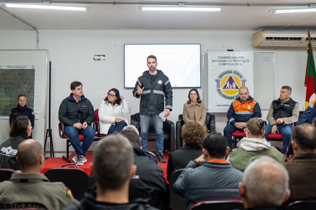 EduardoLeite_'s tweet image. Percorremos hoje Caxias do Sul, Santa Cruz do Sul e Lajeado para reforçar alertas e alinhar, presencialmente, as ações com as prefeituras diante da previsão de forte temporal. O Vale do Taquari é uma das regiões com maior risco. A estimativa é de cota 23 no rio Taquari, e o foco…