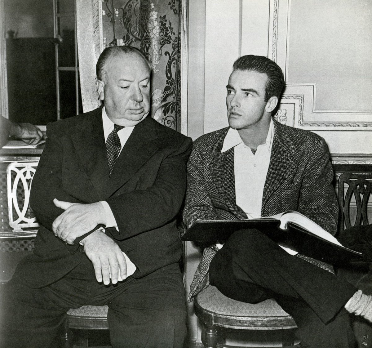 agustin_gut's tweet photo. Alfred Hitchcock &amp; Montgomery Clift (1953)
En el set de #IConfess https://t.co/Mj4kG2RRsf