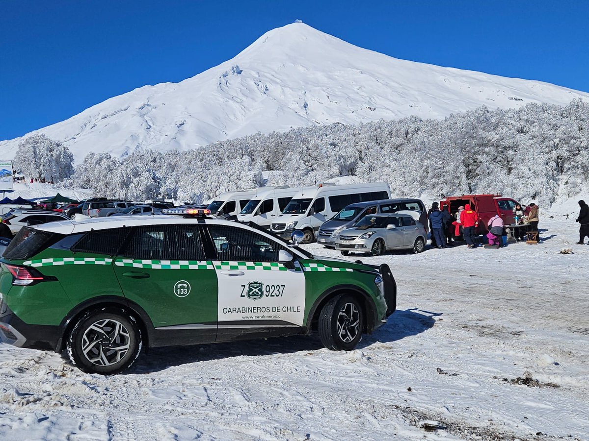 #Araucanía: Ante apertura del Centro de Ski Pillán, Carabineros 9ª Comisaría #Pucón realizan patrullajes y servicios preventivos con la finalidad de evitar accidentes en los desplazamientos de conductores como también delitos en la zona. #OrdenyPatria