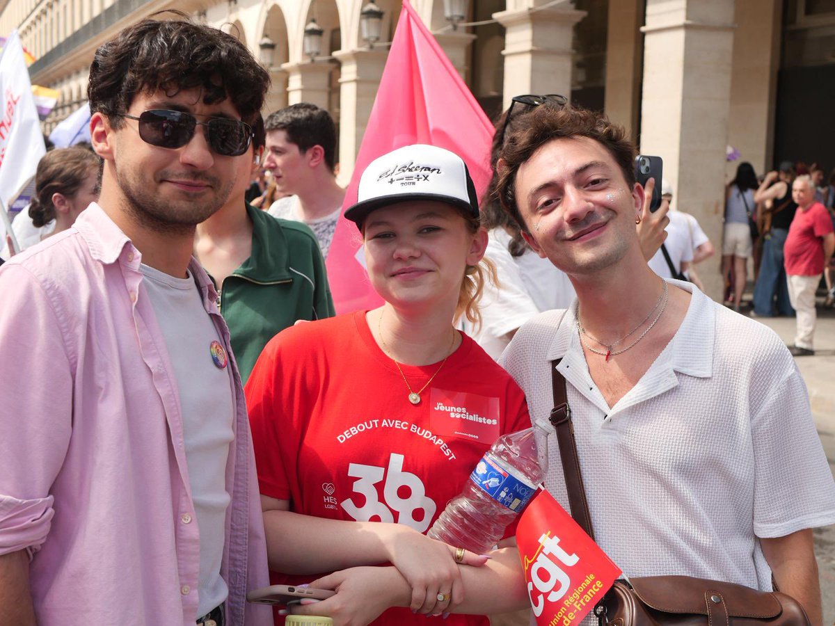 Rémi Boussemart (@remiboussemart) on Twitter photo Avec <a href="/lesJeunesSoc/">Les Jeunes Socialistes</a>, nous défendrons toujours le droit de vivre tel qu’on est. La lutte ne doit pas jamais faiblir. 🏳️🌈
Nous ne laisserons jamais les conservateurs et l’internationale réactionnaire passer.
#Pride2025 Avec <a href="/lesJeunesSoc/">Les Jeunes Socialistes</a>, nous défendrons toujours le droit de vivre tel qu’on est. La lutte ne doit pas jamais faiblir. 🏳️🌈
Nous ne laisserons jamais les conservateurs et l’internationale réactionnaire passer.
#Pride2025