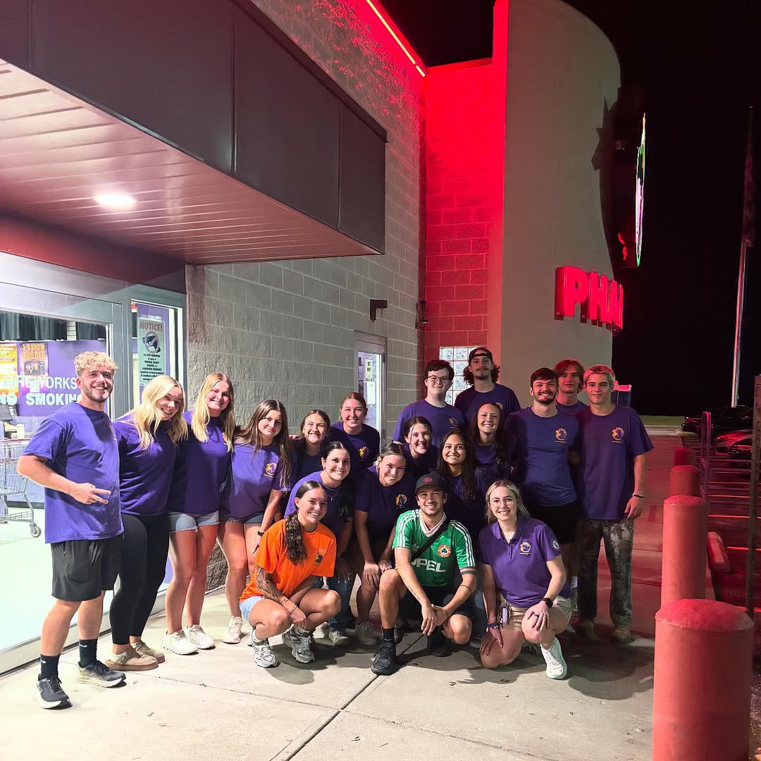 clikkiescrave's tweet image. 📸 | Tyler recently with fans working at Phantom Fireworks!
via @/phantomfireworks on instagram
