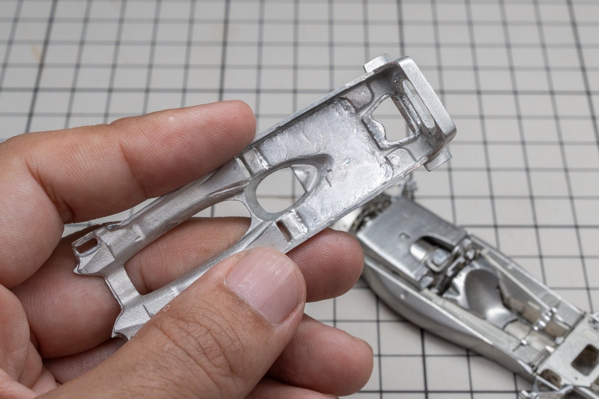 capilotz's tweet image. シャシー後端の補器類を取り付けるとかなりカウルに干渉します。カウルの裏側をギリギリまで削り込みました。一番きついのはエンジンカバーを付けた時の浮きが1mmくらいあったことですね。カバー自体とカウルの裏側をだいぶ削っています。
#43オモロー #lotus56B #tmk368 #tameo #scale143
