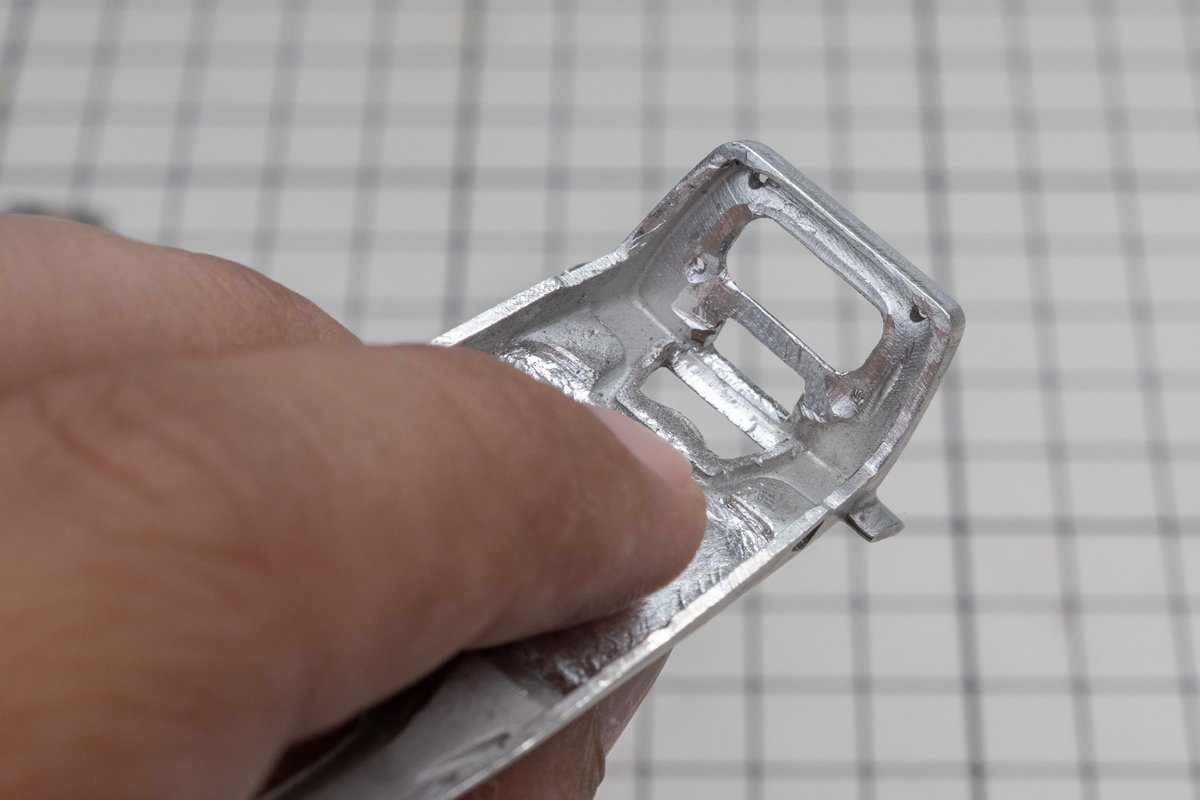 capilotz's tweet image. シャシー後端の補器類を取り付けるとかなりカウルに干渉します。カウルの裏側をギリギリまで削り込みました。一番きついのはエンジンカバーを付けた時の浮きが1mmくらいあったことですね。カバー自体とカウルの裏側をだいぶ削っています。
#43オモロー #lotus56B #tmk368 #tameo #scale143