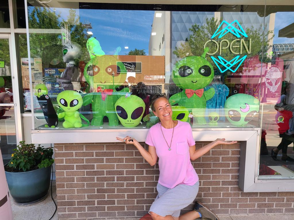 Rebecca95732's tweet image. Do the P&apos;nti know who these guys are?!  🤪🩷👽  @SandiaWisdom