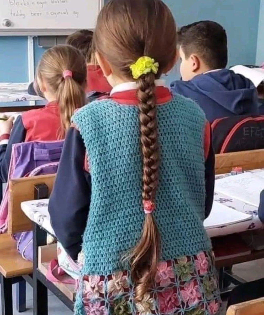 Sen saçlarına baharları tak çocuk!
Gülüşün güneş olsun,
Ellerin Umut..

#iyigeceler
#şevbaş