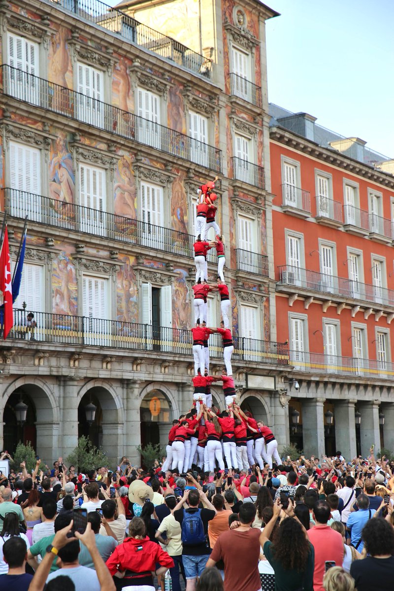 Hem fet Madrid de 9!!!

A segona ronda, a la Plaza Mayor de Madrid, descarreguem el 3 de 9 amb folre, completant així la primera construcció de 9 pisos feta en aquesta ciutat.

📸 Roser Giner

#castells #Valls