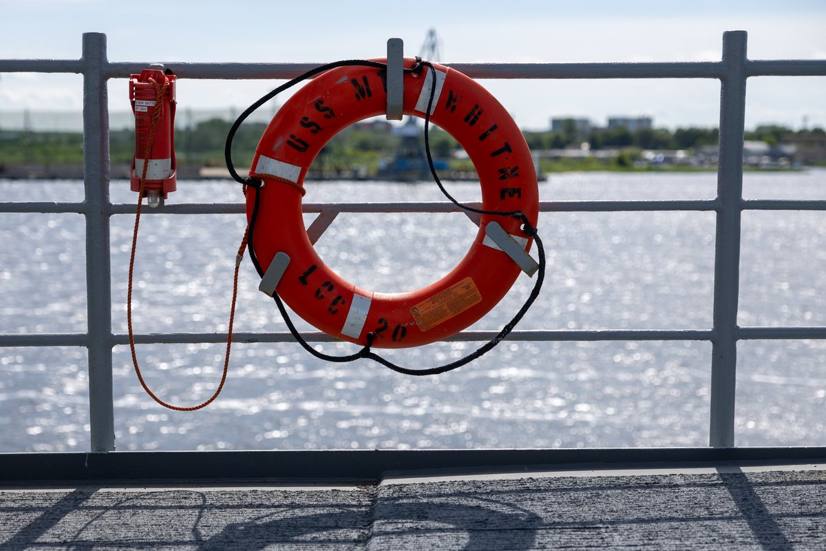 Latvijas_armija's tweet photo. 🛳️ ASV Jūras spēku kuģis Mount Whitney pēc dalības starptautiskajās mācībās #BALTOPS25 ieradies Rīgā.
Mācībās iesaistīti 40+ kuģi, 25 gaisa kuģi un 9000 militārpersonu no NATO un partnervalstīm 🤝🏻
Latvija tajās piedalās jau kopš 1996. gada.

#WeAreNato #StrongerTogether https://t.co/D7fbmRHJW2