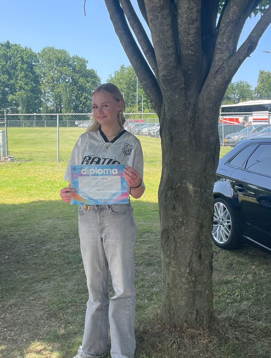 Zaterdag 21 juni jl heeft ons jeugdlid Jasmijn Veneberg haar A diploma gehaald! Ze is hiervoor naar Vriezenveen afgereisd.

Ondanks de warmte speelde ze de sterren van de hemel en is ze geslaagd met gemiddeld een 8!🔥

Gefeliciteerd Jasmijn! 🥳🎈