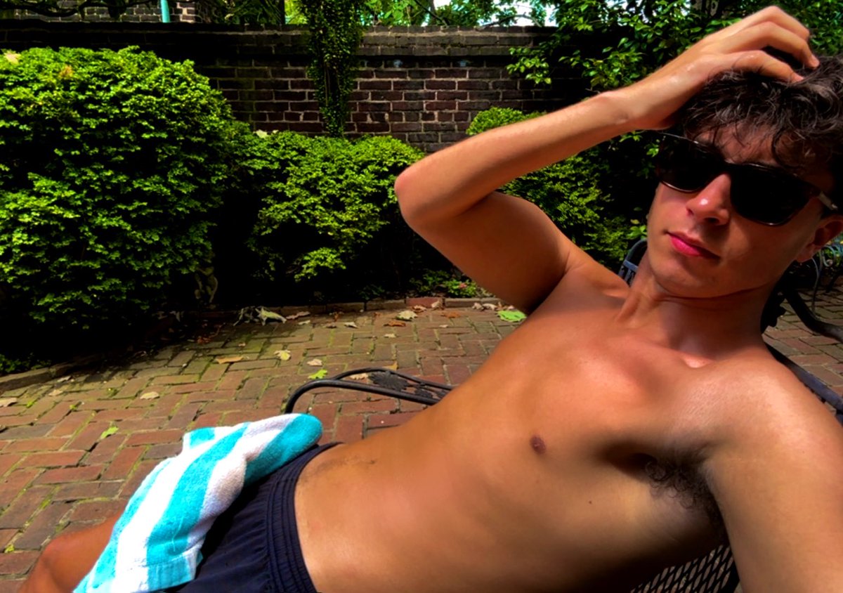 ThePrestonParra's tweet image. My tan line is about to be embarrassing in bed.