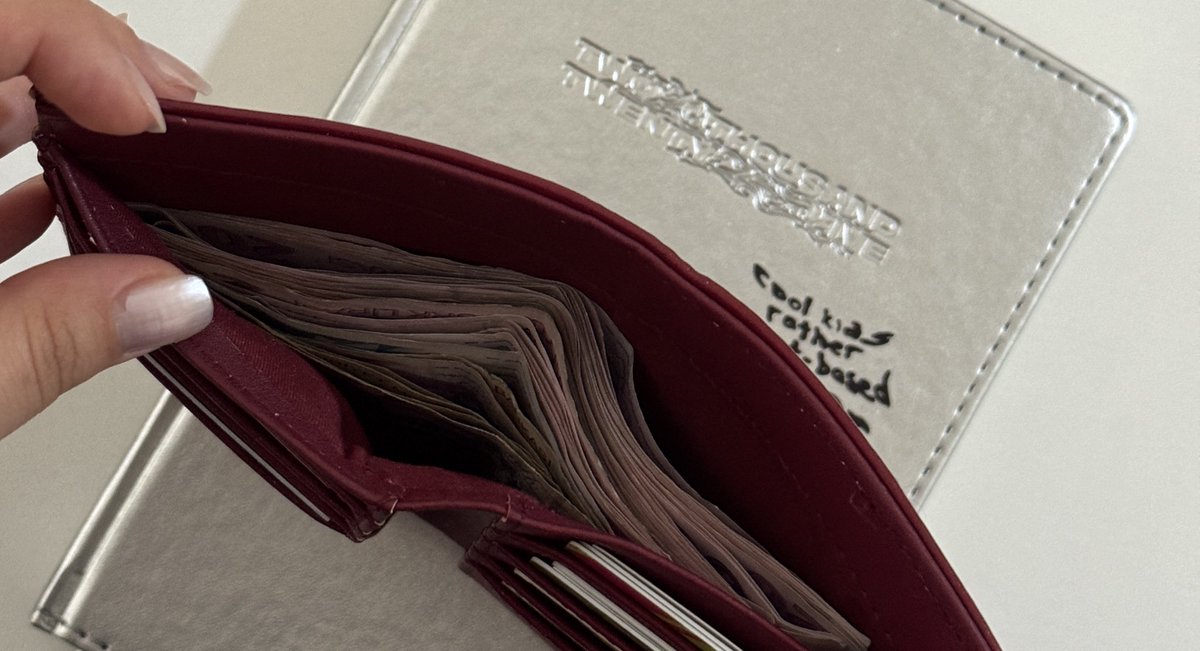 cüzdanı böyle görünce kendimi zengin sanıyorum

iki gün sürüyor