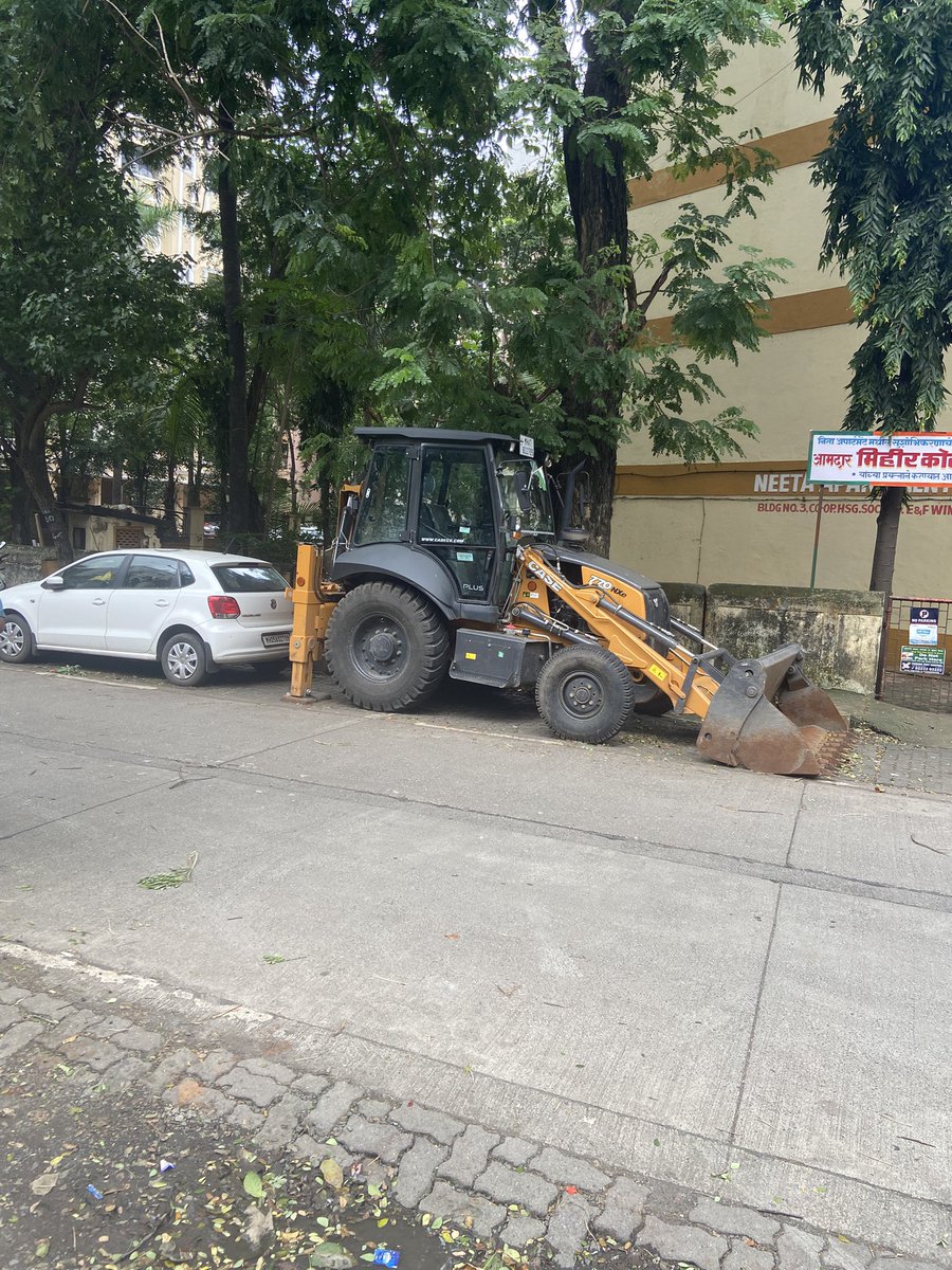 narendratari's tweet photo. Footpath on Sant Ramdas Road blocked with tree garbage. JCB’s parked by BMC contractor who uses BMC plot in residential area near Sadguru Sharan for his civil work &amp; go-down. Residents nearby already facing loud noise issue &amp; now can’t walk freely due to heavy vehicles parking. https://t.co/uwsfOEGqca