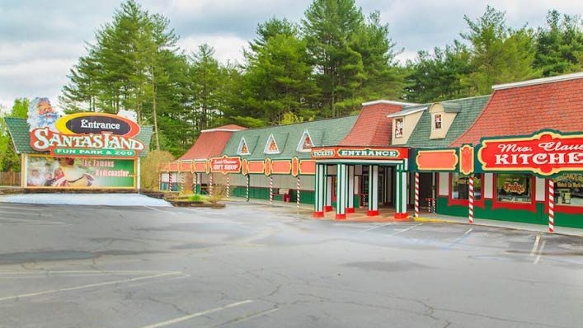 RetroResurgence's tweet image. Listen to some of Chad and Ken&apos;s #Summertime #Vacation Memories in Episode 20 of the #RetroResurgence #Podcast. Here&apos;s a photo of the &quot;trip that wasn&apos;t&quot; for Chad of Ghost Town in Maggie Valley, NC and the subsequent visit to Santa&apos;s Land in the summertime of the mid 90&apos;s 😂