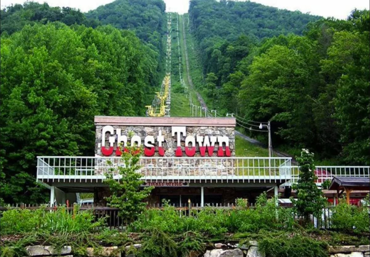 RetroResurgence's tweet image. Listen to some of Chad and Ken&apos;s #Summertime #Vacation Memories in Episode 20 of the #RetroResurgence #Podcast. Here&apos;s a photo of the &quot;trip that wasn&apos;t&quot; for Chad of Ghost Town in Maggie Valley, NC and the subsequent visit to Santa&apos;s Land in the summertime of the mid 90&apos;s 😂