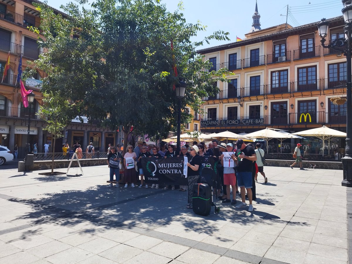 hilarcon's tweet photo. #Toledo #CascoHistórico #Vecineando
Estás en verano en la concentración mensual de Mujeres de Negro contra la Guerra haciendo visible el genocidio del gobierno israelí contra el pueblo Palestino, y no puedes evitar darte cuenta de la importancia de los árboles...
Pza. Zocodover. https://t.co/aL4sB2Nlbq