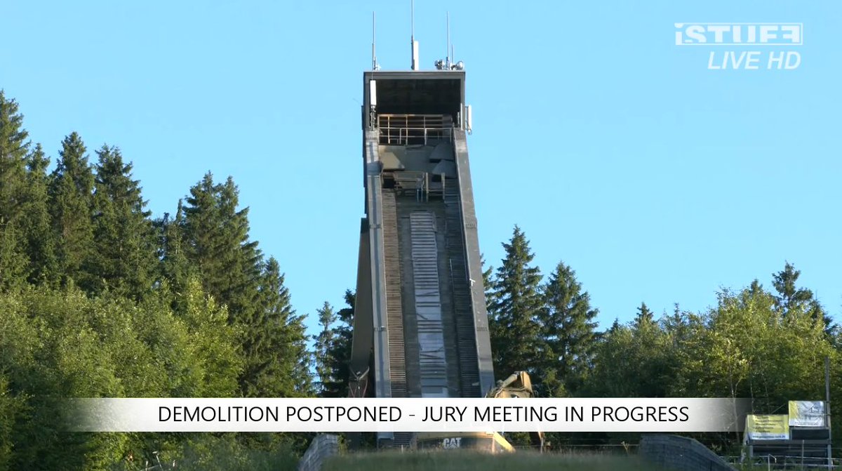 Taka sytuacja w 🇩🇪Brotterode 😎

Inselbergschanze miała runąć koło 20:00, ale nie daje za wygraną. Gospodarze mają trudności z przeprowadzeniem procedury do końca #skijumpingfamily <a href="/Skijumpingpl/">Skijumping.pl</a>