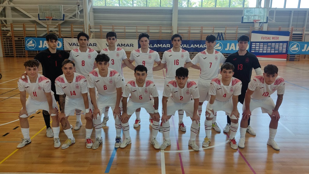 🚨 𝗟𝗮 𝘀𝘂𝗯-𝟭𝟵 𝘀𝗶𝗴𝘂𝗲 𝗰𝗼𝗻 𝗽𝗮𝘀𝗼 𝗳𝗶𝗿𝗺𝗲 𝗲𝗻 𝗣𝗼𝗿𝗲𝗰

🏆 Vence a Italia y mañana se jugará el primer puesto ante Portugal

🔗 rfef.es/es/noticias/es…

#FutsalEspaña #NuestraBase