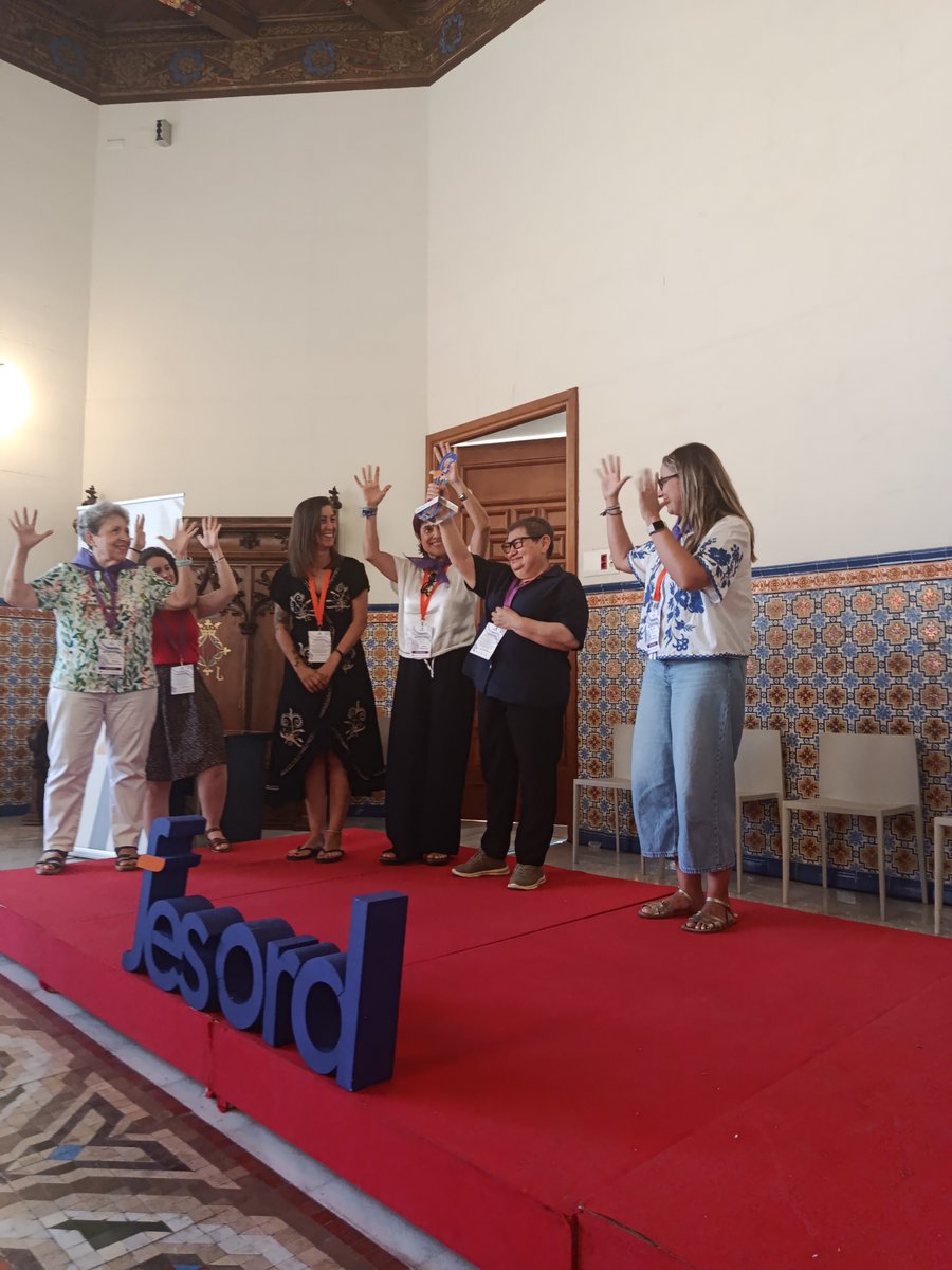 Fesord's tweet photo. 🟣 La tarde de la Jornada de Mujer Sorda nos ha regalado momentos cargados de emoción, fuerza e inspiración.

Ángela Ibáñez, actriz sorda del Centro Dramático Nacional, ha compartido su experiencia en primera persona, abriendo paso a los Relatos que nos dejaron huella de la mano de Milagros Botella, Amparo Domingo y Tatiana Alejandra Hernández  historias reales contadas por mujeres sordas para romper barreras, reivindicar su identidad y transformar el mundo desde lo cotidiano. Tres voces que nos conmovieron y empoderaron.

También hubo espacio para el reconocimiento y la memoria, con un homenaje entrañable a Carmen Cerezales 💜 por ser faro, fuerza y camino en la lucha de las mujeres sordas.

Y para cerrar, música, alegría y mucho ritmo de la mano de Noemí García, que nos llenó de energía para seguir avanzando con voz propia.

¡GRACIAS a todas por hacer posible esta jornada seguir aportando fuerza y haciendo camino!

#JornadaMujerSorda #ConVozPropia #FESORDCV #MujeresQueInspiran #Igualdad #LenguaDeSignos #mujeressordasempoderadas

--
🟣 La vesprada de la Jornada de Dona Sorda ens ha regalat moments carregats d'emoció, força i inspiració.

Ángela Ibáñez, actriu sorda del Centre Dramàtic Nacional, ha compartit la seua experiència en primera persona, obrint passe als Relats que ens van deixar empremta de la mà de Milagros Botella, Amparo Domingo i Tatiana Alejandra Hernández històries reals contades per dones sordes per a trencar barreres, reivindicar la seua identitat i transformar el món des del quotidià. Tres veus que ens van commoure i van empoderar.

També va haver-hi espai per al reconeixement i la memòria, amb un homenatge entranyable a Carmen Cerezales 💜 per ser far, força i camí en la lluita de les dones sordes.

I per a tancar, música, alegria i molt ritme de la mà de Noemí García, que ens va omplir d'energia per a continuar avançant amb veu pròpia.

Gràcies a totes per fer possible aquesta jornada continuar aportant força i fent camí!
@CNSEinfo @AjuntamentVLC @Fundacion_ONCE @GVAIgualtat