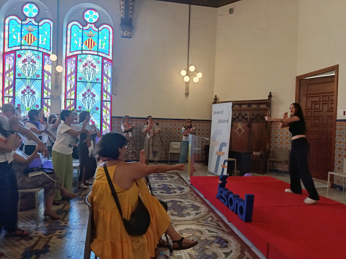 Fesord's tweet photo. 🟣 La tarde de la Jornada de Mujer Sorda nos ha regalado momentos cargados de emoción, fuerza e inspiración.

Ángela Ibáñez, actriz sorda del Centro Dramático Nacional, ha compartido su experiencia en primera persona, abriendo paso a los Relatos que nos dejaron huella de la mano de Milagros Botella, Amparo Domingo y Tatiana Alejandra Hernández  historias reales contadas por mujeres sordas para romper barreras, reivindicar su identidad y transformar el mundo desde lo cotidiano. Tres voces que nos conmovieron y empoderaron.

También hubo espacio para el reconocimiento y la memoria, con un homenaje entrañable a Carmen Cerezales 💜 por ser faro, fuerza y camino en la lucha de las mujeres sordas.

Y para cerrar, música, alegría y mucho ritmo de la mano de Noemí García, que nos llenó de energía para seguir avanzando con voz propia.

¡GRACIAS a todas por hacer posible esta jornada seguir aportando fuerza y haciendo camino!

#JornadaMujerSorda #ConVozPropia #FESORDCV #MujeresQueInspiran #Igualdad #LenguaDeSignos #mujeressordasempoderadas

--
🟣 La vesprada de la Jornada de Dona Sorda ens ha regalat moments carregats d'emoció, força i inspiració.

Ángela Ibáñez, actriu sorda del Centre Dramàtic Nacional, ha compartit la seua experiència en primera persona, obrint passe als Relats que ens van deixar empremta de la mà de Milagros Botella, Amparo Domingo i Tatiana Alejandra Hernández històries reals contades per dones sordes per a trencar barreres, reivindicar la seua identitat i transformar el món des del quotidià. Tres veus que ens van commoure i van empoderar.

També va haver-hi espai per al reconeixement i la memòria, amb un homenatge entranyable a Carmen Cerezales 💜 per ser far, força i camí en la lluita de les dones sordes.

I per a tancar, música, alegria i molt ritme de la mà de Noemí García, que ens va omplir d'energia per a continuar avançant amb veu pròpia.

Gràcies a totes per fer possible aquesta jornada continuar aportant força i fent camí!
@CNSEinfo @AjuntamentVLC @Fundacion_ONCE @GVAIgualtat