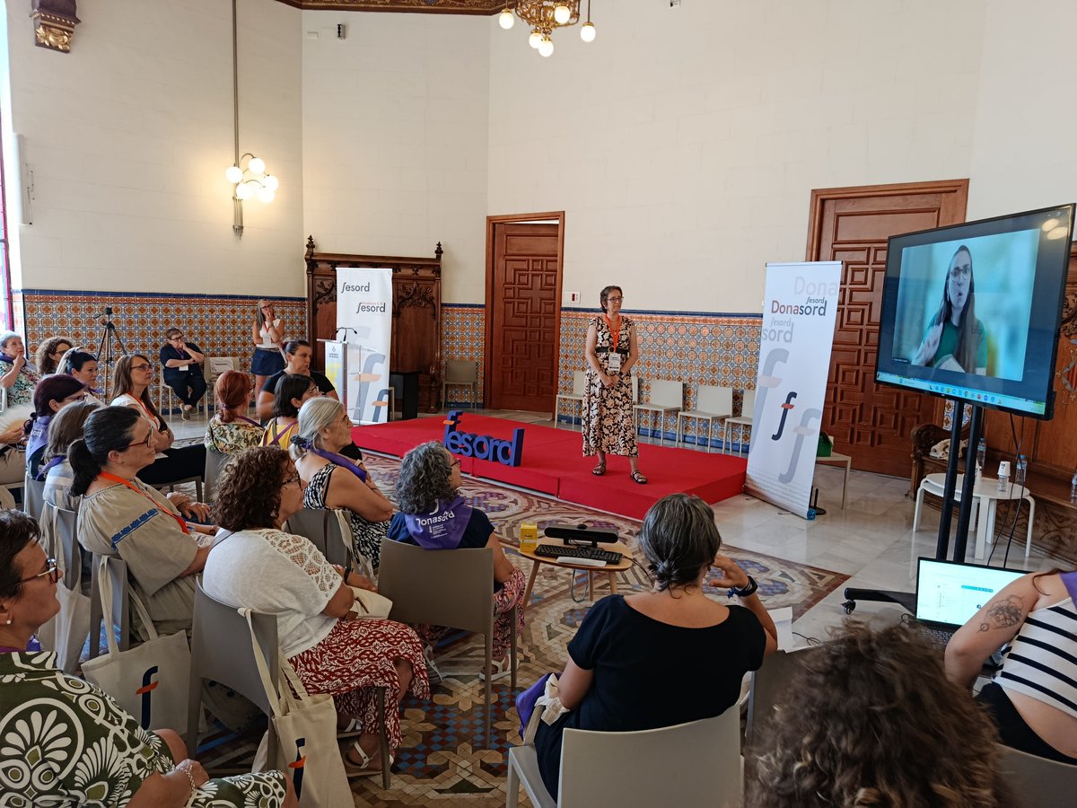 Fesord's tweet photo. 🟣 La tarde de la Jornada de Mujer Sorda nos ha regalado momentos cargados de emoción, fuerza e inspiración.

Ángela Ibáñez, actriz sorda del Centro Dramático Nacional, ha compartido su experiencia en primera persona, abriendo paso a los Relatos que nos dejaron huella de la mano de Milagros Botella, Amparo Domingo y Tatiana Alejandra Hernández  historias reales contadas por mujeres sordas para romper barreras, reivindicar su identidad y transformar el mundo desde lo cotidiano. Tres voces que nos conmovieron y empoderaron.

También hubo espacio para el reconocimiento y la memoria, con un homenaje entrañable a Carmen Cerezales 💜 por ser faro, fuerza y camino en la lucha de las mujeres sordas.

Y para cerrar, música, alegría y mucho ritmo de la mano de Noemí García, que nos llenó de energía para seguir avanzando con voz propia.

¡GRACIAS a todas por hacer posible esta jornada seguir aportando fuerza y haciendo camino!

#JornadaMujerSorda #ConVozPropia #FESORDCV #MujeresQueInspiran #Igualdad #LenguaDeSignos #mujeressordasempoderadas

--
🟣 La vesprada de la Jornada de Dona Sorda ens ha regalat moments carregats d'emoció, força i inspiració.

Ángela Ibáñez, actriu sorda del Centre Dramàtic Nacional, ha compartit la seua experiència en primera persona, obrint passe als Relats que ens van deixar empremta de la mà de Milagros Botella, Amparo Domingo i Tatiana Alejandra Hernández històries reals contades per dones sordes per a trencar barreres, reivindicar la seua identitat i transformar el món des del quotidià. Tres veus que ens van commoure i van empoderar.

També va haver-hi espai per al reconeixement i la memòria, amb un homenatge entranyable a Carmen Cerezales 💜 per ser far, força i camí en la lluita de les dones sordes.

I per a tancar, música, alegria i molt ritme de la mà de Noemí García, que ens va omplir d'energia per a continuar avançant amb veu pròpia.

Gràcies a totes per fer possible aquesta jornada continuar aportant força i fent camí!
@CNSEinfo @AjuntamentVLC @Fundacion_ONCE @GVAIgualtat