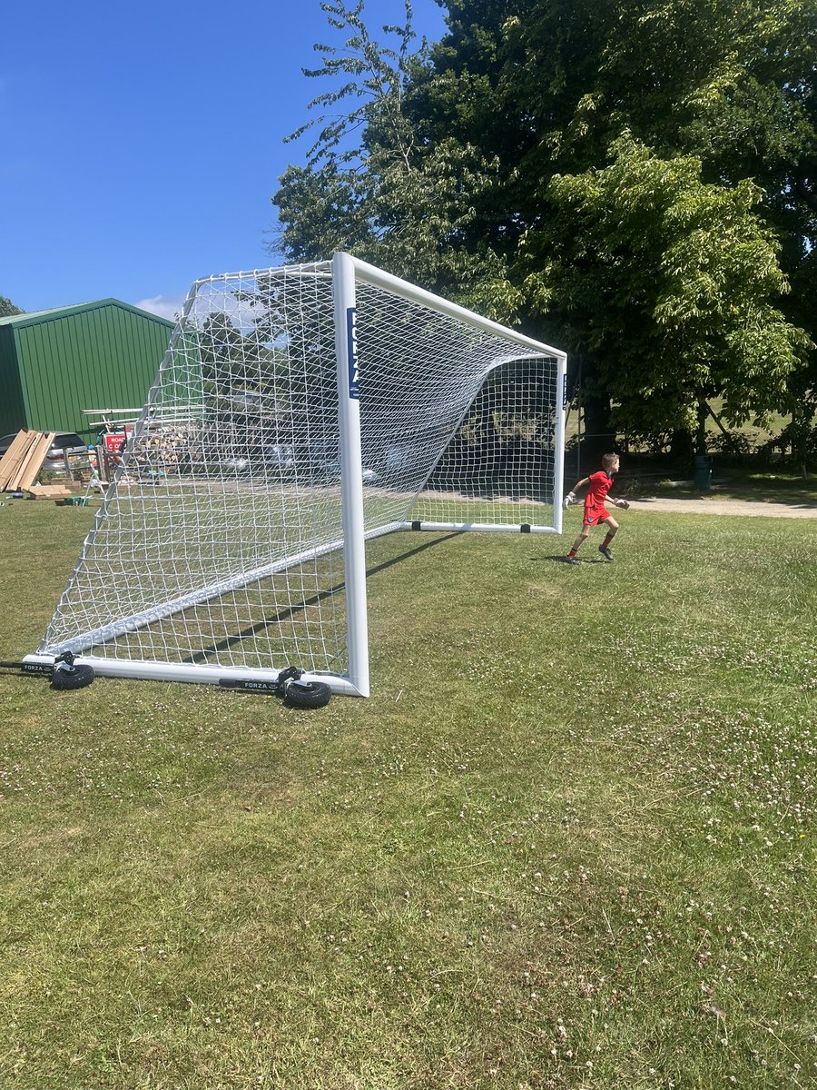 🔞Some of the boys putting in some serious graft today making room for new goals and dugouts. Great community feel working with members of <a href="/UGrasshoppers81/">UckfieldGrasshoppers</a> to make better facilities for us both to benefit from.