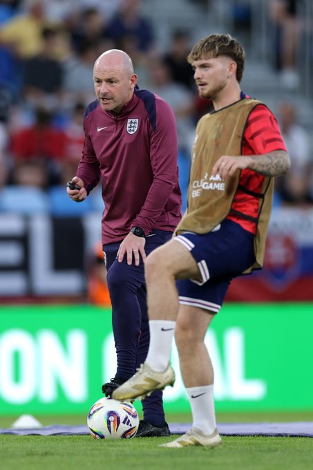 Lee Carsley leading pre-match warm-ups with Harvey Elliott close-by.