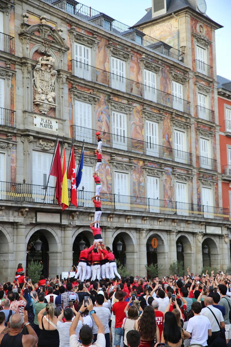A ronda de pilars, a la diada de Madrid, descarreguem el pilar de 7 amb folre a la Plaza Mayor! 

📸 Roser Giner

#castells #Valls
