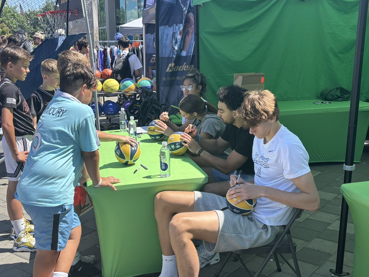 TheoLawson_SR's tweet photo. #Gonzaga’s Davis Fogle and Braeden Smith currently signing autographs at Riverfront Park. 

Fogle said he’s primarily been playing the “2” and “3” with the Zags in practices.

Also said he played Hoopfest in 3rd grade then took an official visit during Hoopfest weekend last year. https://t.co/PfzQ3aDoUI