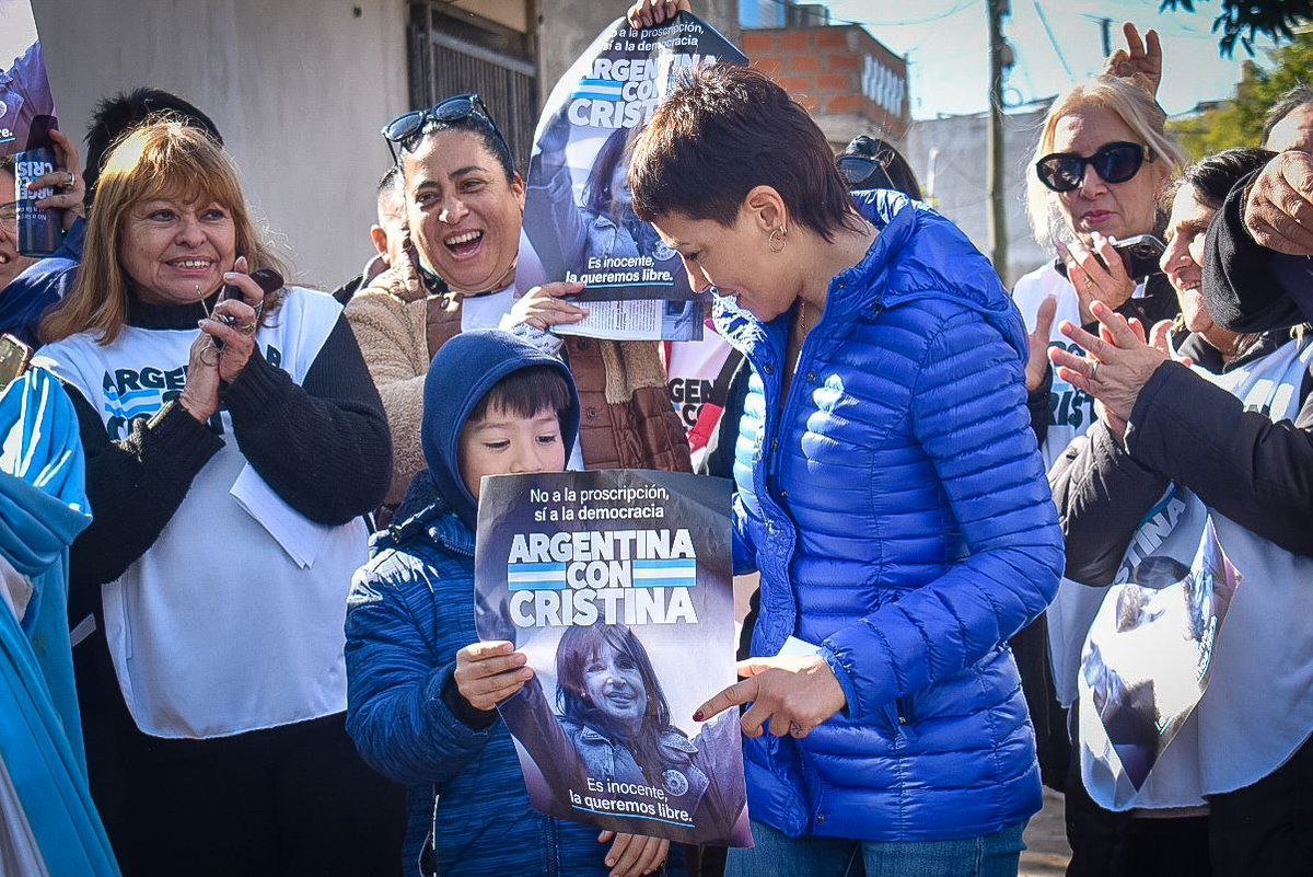 Mayra Mendoza ☀️ (@mayrasmendoza) on Twitter photo SÁBADO DE PRIMERA JORNADA NACIONAL #ArgentinaConCristina
En ese marco, participamos del puerta a puerta que se desplegó en el barrio La Resistencia, de #Ezpeleta. Charlamos con vecinos y vecinas acerca de la proscripción a <a href="/CFKArgentina/">Cristina Kirchner</a> y de la transformación que estamos SÁBADO DE PRIMERA JORNADA NACIONAL #ArgentinaConCristina
En ese marco, participamos del puerta a puerta que se desplegó en el barrio La Resistencia, de #Ezpeleta. Charlamos con vecinos y vecinas acerca de la proscripción a <a href="/CFKArgentina/">Cristina Kirchner</a> y de la transformación que estamos