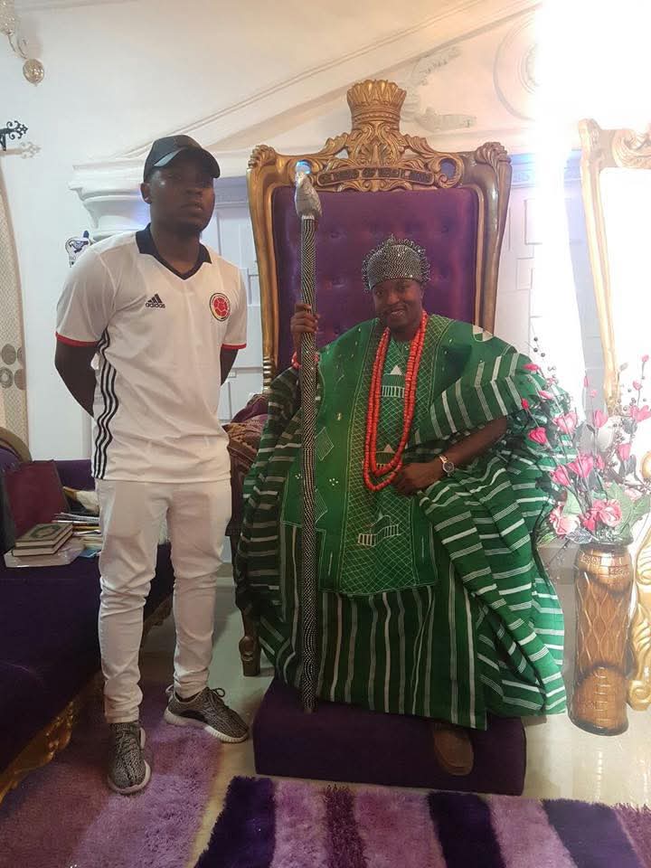 Iwolandhub's tweet photo. 📸 #ThrowbackPicture

Here is a throwback to when the renowned Nigerian hip-hop star Olamide Gbenga Adedeji popularly known as Olamide Badoo paid a courtesy visit to the palace of the Oluwo of Iwoland, His Imperial Majesty Ọba AbdulRosheed Adéwálé Akanbi, Telu I. 🙌🏾👑🎶 https://t.co/4ajaCZY1Zn