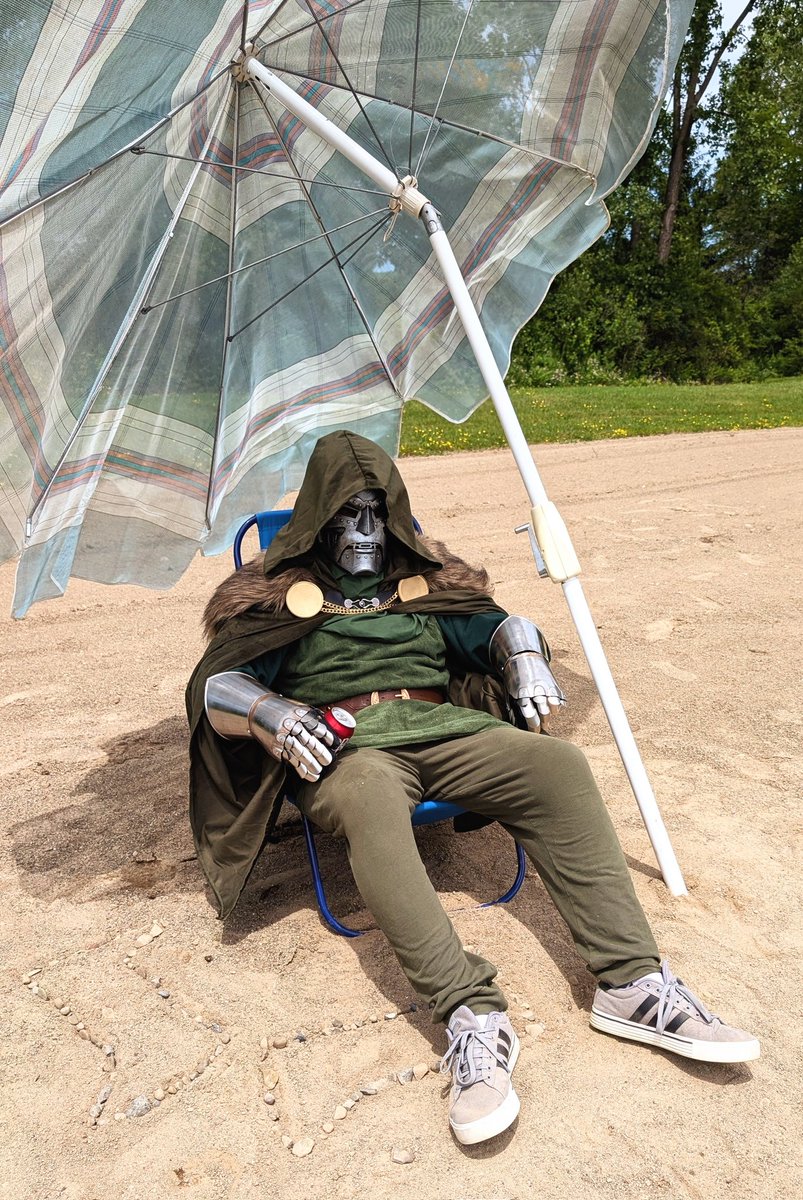 DOOMissupreme's tweet image. Beloved subjects,
Unfortunately, my editing software continues to resist Doom, unfortunately I was unable to finish the broadcast before having to leave on my extremely important diplomatic retreat to Lake Latveria. As you can see, Doom is working very hard. To make up for the…