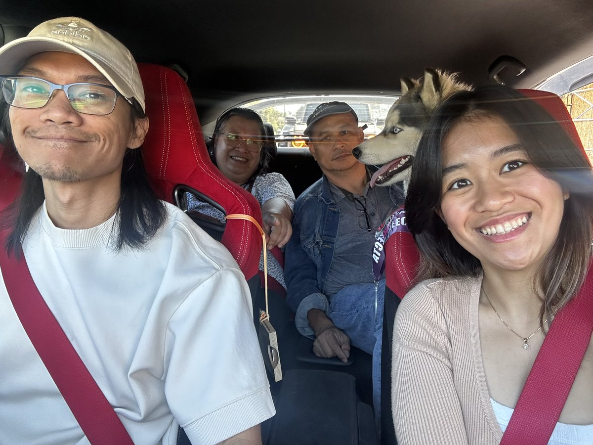 Bubblelinaa's tweet photo. Farmers market w/ the parentals 🐾✨ https://t.co/ESaJBg1Ju9