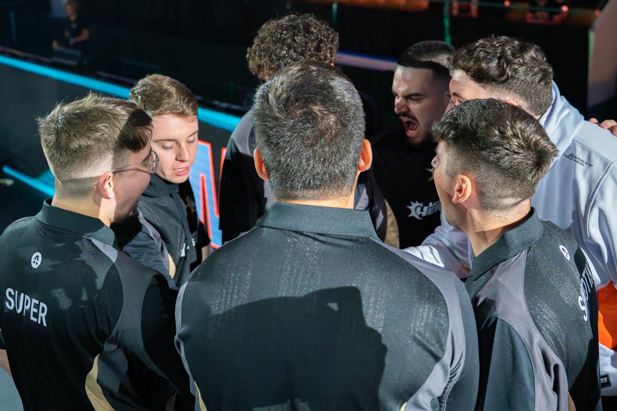 HERETICS VS FAZE.

Aquí empieza el submarino.

#TakeMyVamos