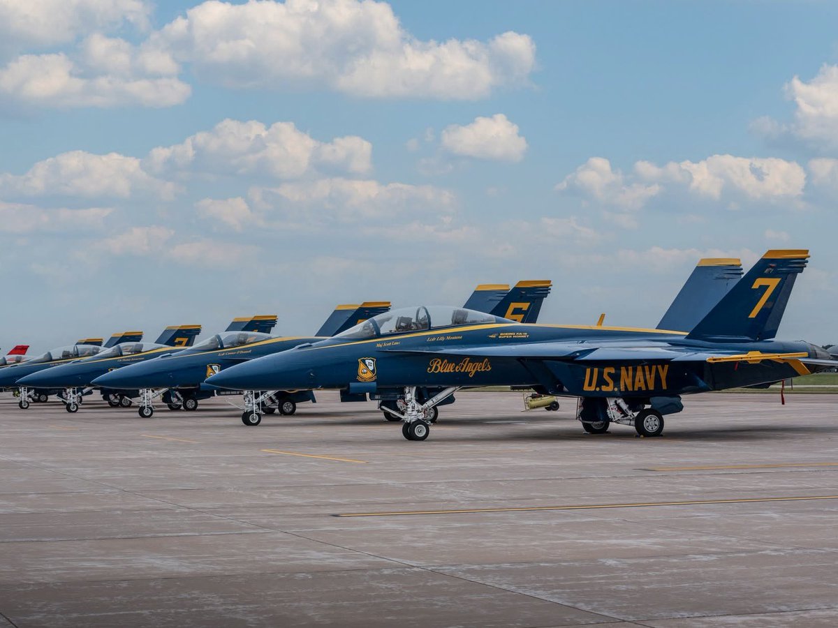 UWECFootball's tweet image. Very cool to see the Blue (& Gold) Angels flying around Eau Claire today!
#ROLLGOLDS x #CTM